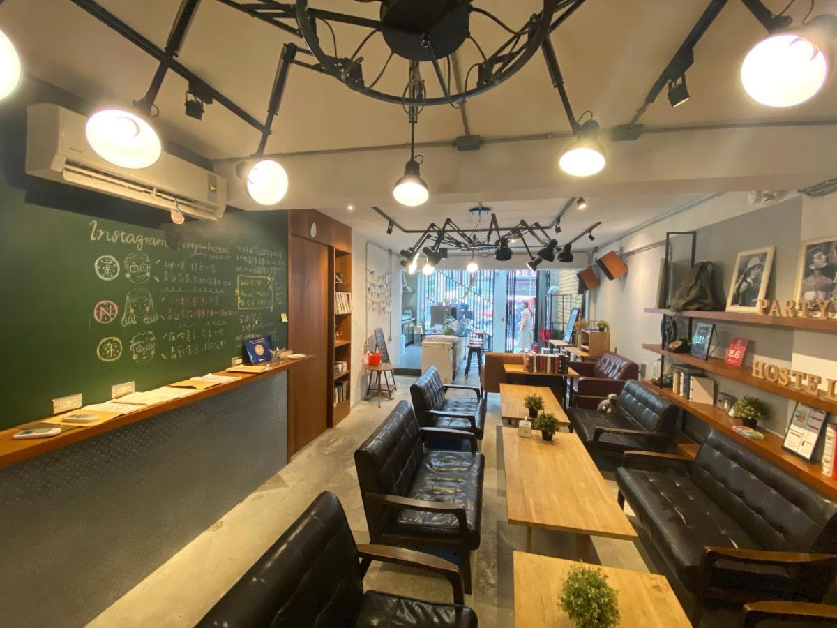 Fengjia Living Lab Hostel Taichung Extérieur photo