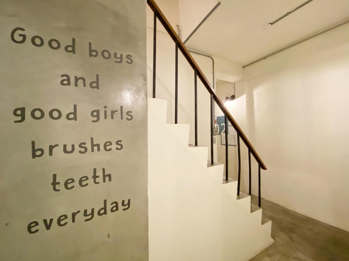 Fengjia Living Lab Hostel Taichung Extérieur photo